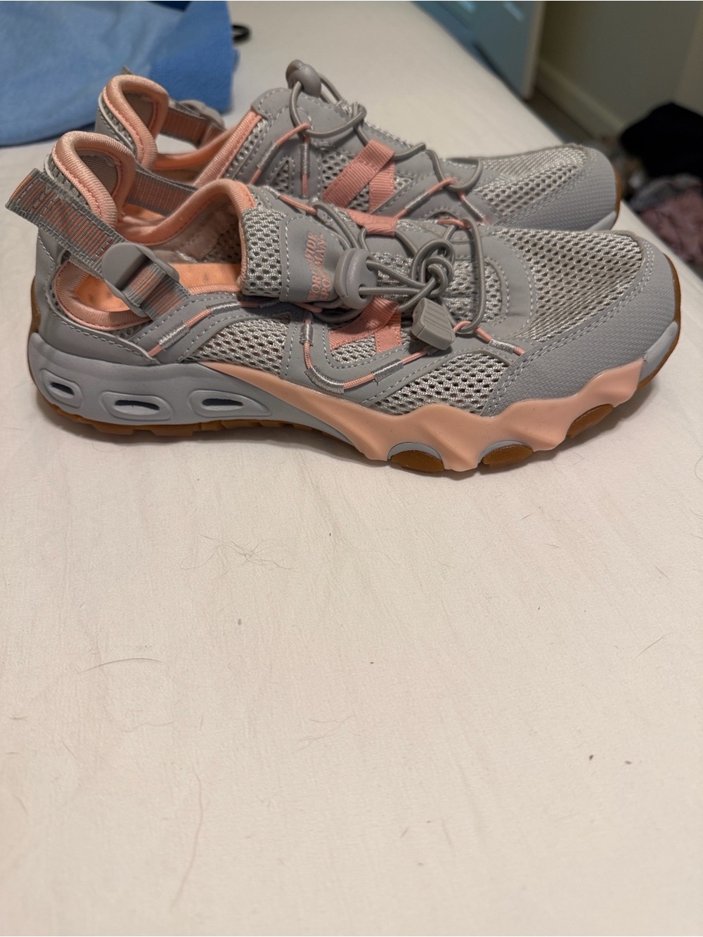 Women’s Sportsmen hiking shoes. Adjustable strap.